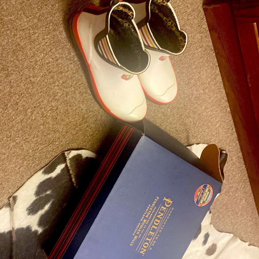 Pendleton white rubber booties originals only wore a couple times. Great shape.